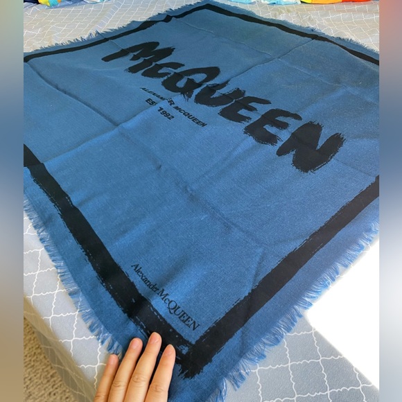 ALEXANDER MCQUEEN 100% Wool Blue Graffiti Scarf - Picture 11 of 11